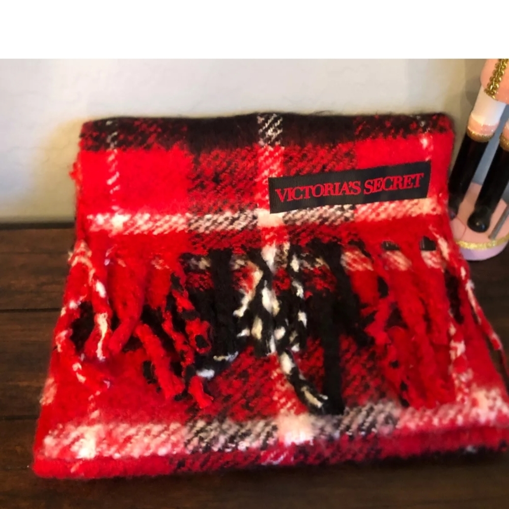 🆕Victoria's Secret Red & Black Chunky Plaid Shawl w/ Fringe - Cozy & Soft!